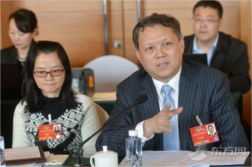 图为金建华委员发言 - 新浪上海