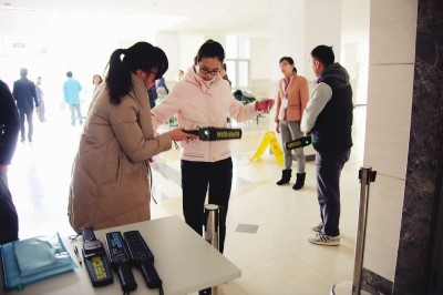 在上海健康医学院考点，考生正接受金属探测仪的检查