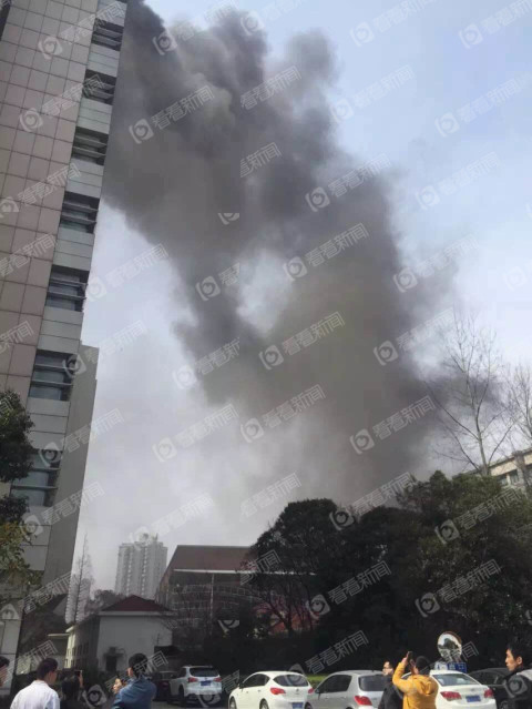 上海枫林路一高楼发生火灾 现场浓烟滚滚