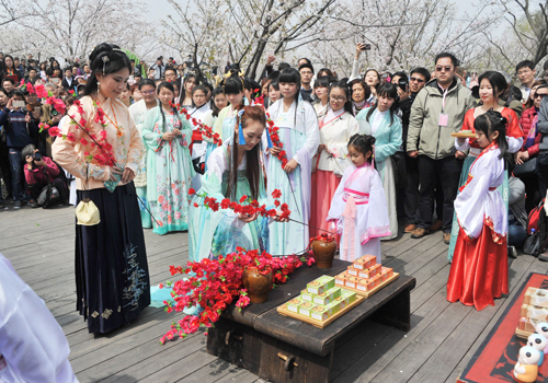 2016上海樱花节开展“花朝节”汉服游园活动_新浪上海_新浪网