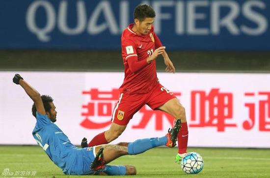 上港FIFA比赛日连折两大将 国足两人伤退