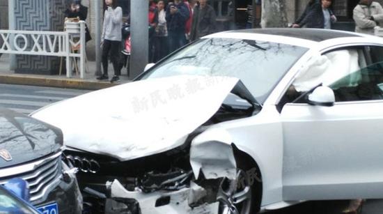 静安区常熟路华山路路口发生车辆撞击