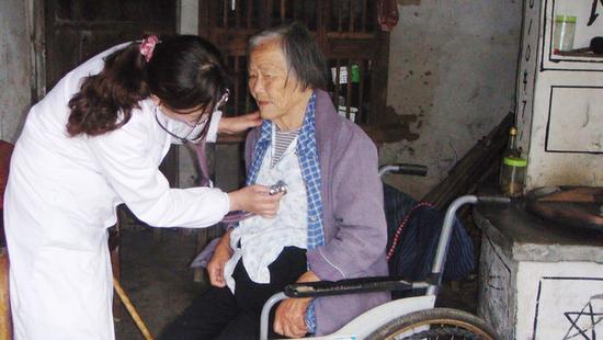 浦东卫生八条实施 农村全科医生年收入翻番最