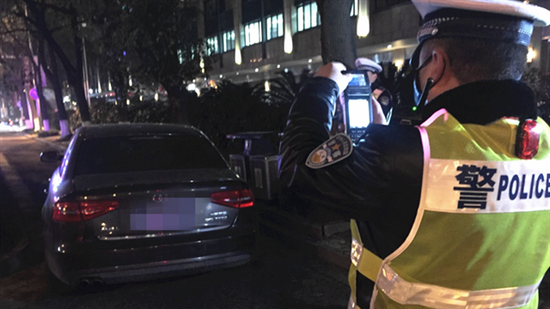 交警夜查违停遇嚣张饭馆 店家:罚单我报销