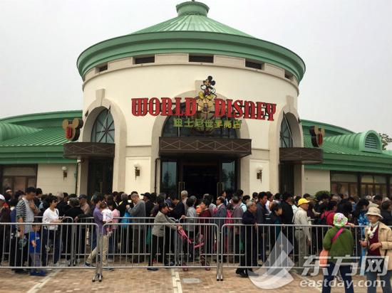 迪士尼世界商店今起开门迎客 黄牛欲880元收票