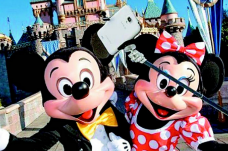 迪士尼禁带自拍杆入园 曾导致过山车高空急停