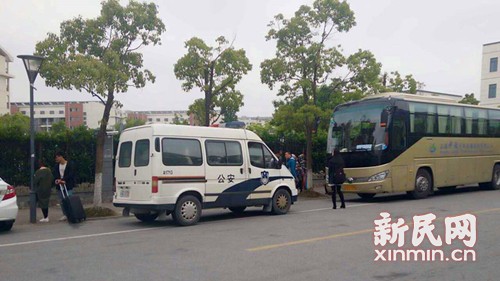 涉事大巴车被暂扣,学生无奈下车