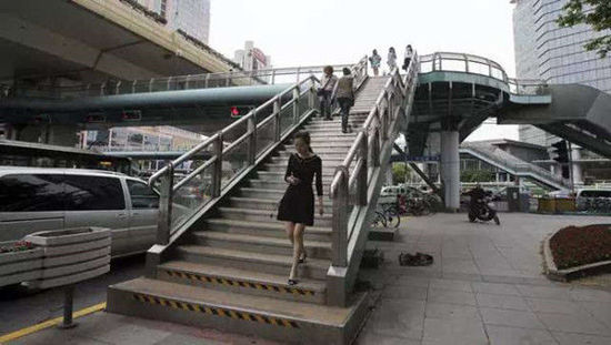 图说:图为华山路天桥。网络图