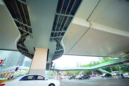 延安路华山路天桥经方案优化及安全评估,原定的“拆除”调整为“改建”。