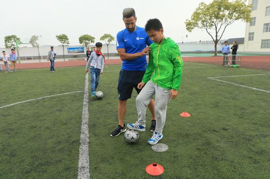 西班牙小伙到崇明当足球外教 希望带出职业球