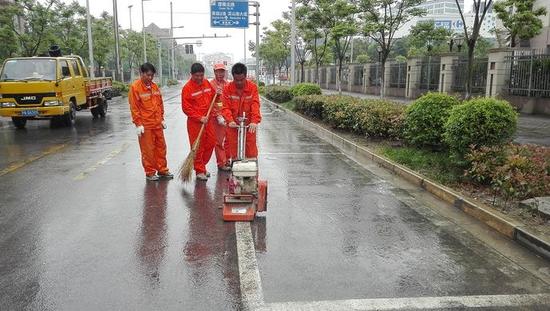 市民误停私划停车位被罚喊冤 真假车位难分辨