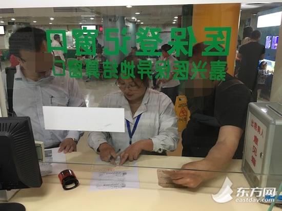 兄弟俩执意要归还拖欠了50年的住院费