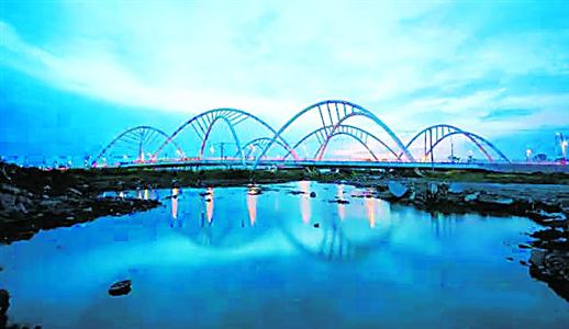 西大盈港双桥是青浦的重要通道,这里将打造湿地公园。(资料)