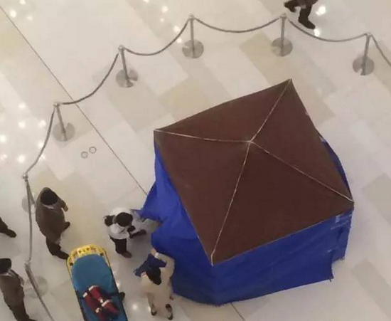 男子下午环贸IAPM跳楼当场身亡 商场已围起帐