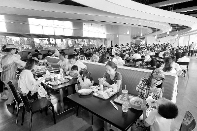 就餐时间,星露台餐厅内基本处于满员状态