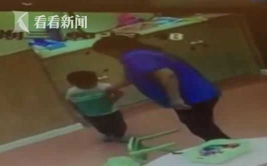 家长觉得奇怪,为什么孩子会突然产生抵触情绪呢?是不是在班上受欺负了?于是带着这些疑问,家长调看了 教室里的监控录像。这不看不知道,一看吓一跳。原来孩子发生了呕吐,而早教机构的阿姨,却只知道拿着个垃圾桶,在旁边接呕吐物。