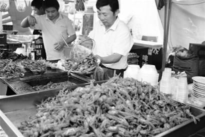 盛夏季节，小龙虾成为了市民吃夜宵的首选之物。（资料图）