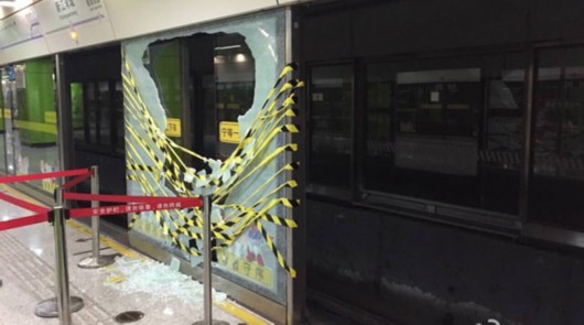 上海地铁十号线一屏蔽门玻璃破碎 运营方:已重新更换_新浪上海_新浪网