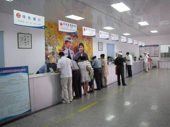 有驾照的看过来 驾驶证到期换证不操心_上海汽