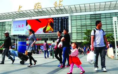 铁路部门计划增开66.5对列车应对客流高峰。青年报资料图 记者 吴恺 摄