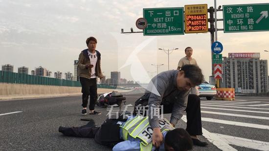 上海摩托司机闯禁区上高架 交警阻拦被撞多处