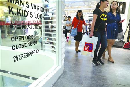 　凯旋城首尔时尚中心引入首尔东大门、南大门等韩品市场的潮流品牌。　/晨报记者　朱影影 