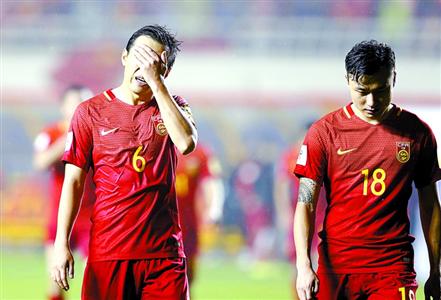 昨天,中国队球员冯潇霆(左)、郜林等在比赛后离