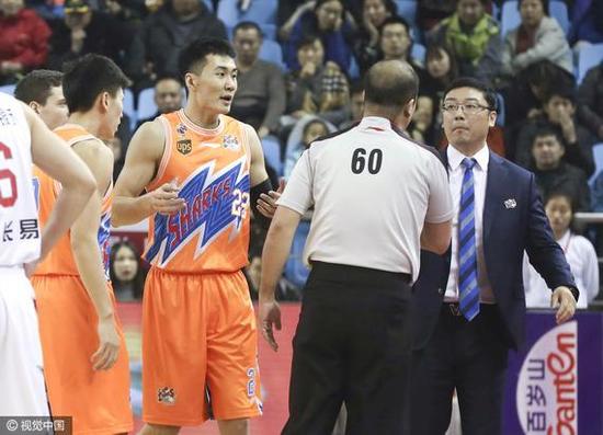 上海男篮主教练刘鹏因公开指责裁判被停赛2场