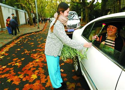 昨天，一场以”闪回一九一二”为主题的海派文化秀在徐汇岳阳路景观道上举行，市民游客在此邂逅身着海派风情的文艺青年