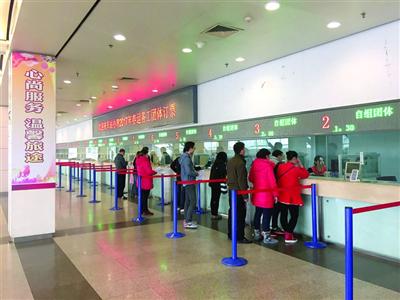 上海,春运散客在团购火车票。