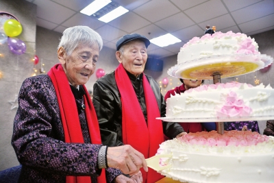 银康老年公寓为一对白金婚老人举行纪念活动