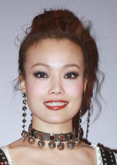 明星示范眉毛的正确画法 :眉尾拉长适可为止。