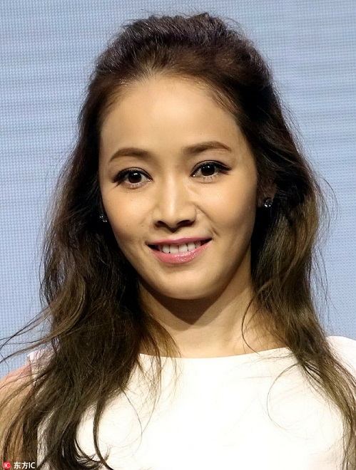 明星示范眉毛的正确画法 :眉尾拉长适可为止。