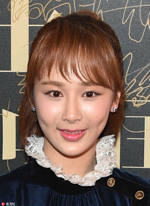 明星示范眉毛的正确画法 :眉尾拉长适可为止。