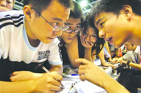 市教育考试院提醒考生,志愿选择应保持一定梯度,并尽量选择“愿意”服从专业调剂