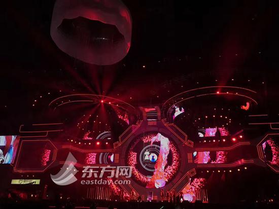图片说明:东方风云榜音乐盛典突发电力故障,周笔畅在半空中演唱时音乐骤停。