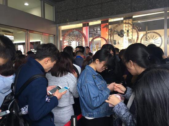 上海网红饮品店再推新招:每人限购2杯 采取实