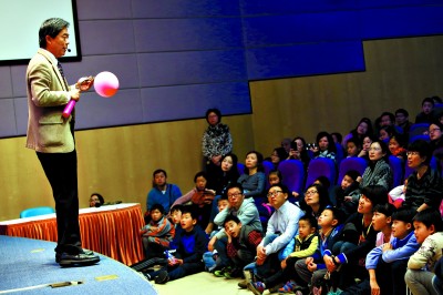孙维新教授与他的团队，为观众带来了一场美轮美奂的科学表演