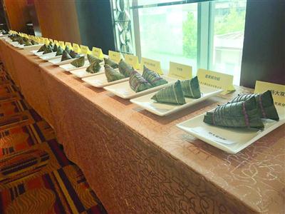 沪上35家企业、81个品种的粽子参加了端午粽评选。 /晨报记者 徐妍斐