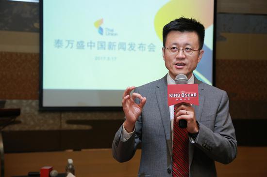 泰萬盛攜旗下品牌King Oscar亮相2017中食展(圖4) 泰萬盛中國總經理盧厲斌在新聞發(fā)布會上致辭