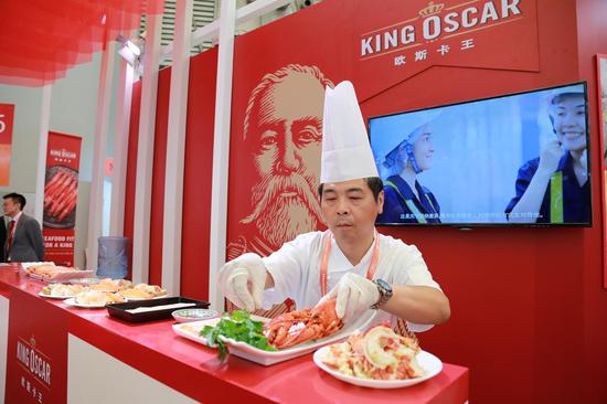泰萬盛攜旗下品牌King Oscar亮相2017中食展(圖1) 資深主廚現(xiàn)場烹調泰萬盛自有食材