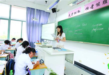 将参加上海市高考改革后首次考试的、2014年9月入学的晋元高中的学生们在上英语课。　/新华社
