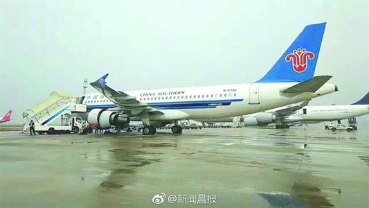 八旬老太将硬币扔进飞机发动机 称是为祈求平