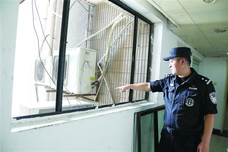 特警在26楼狭窄的空调外机平台上救下轻生女子 /警方供图