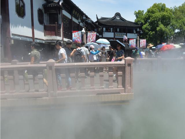 上海高温持续 景点喷雾降温