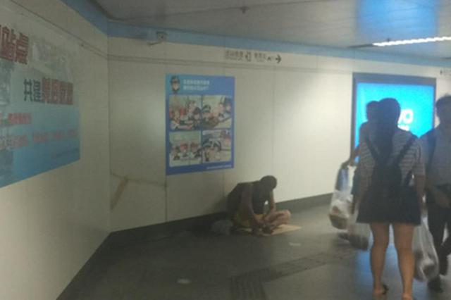 申城商场地铁蹭睡族来袭