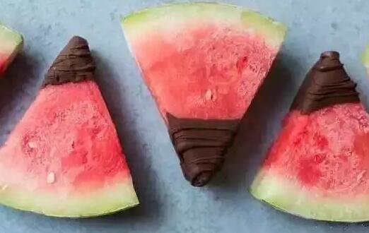 西瓜如何吃出洋气感 赶紧get起来这些新技能