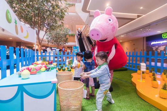 “小猪佩奇夏日游乐园”主题展登陆虹桥天地