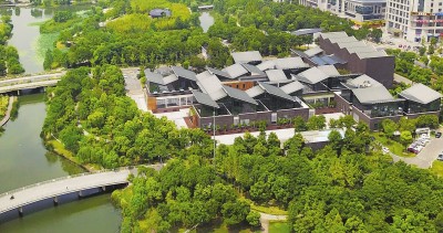 从空中俯瞰嘉定远香湖公园内的嘉定图书馆。本报记者赵立荣摄