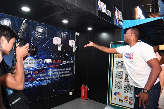 NBA球星保罗·皮尔斯现身NBA 5v5上海站_新浪上海_新浪网